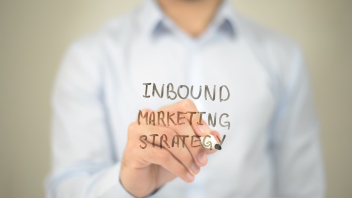 Pessoa escrevendo as fases do inbound marketing em uma lousa