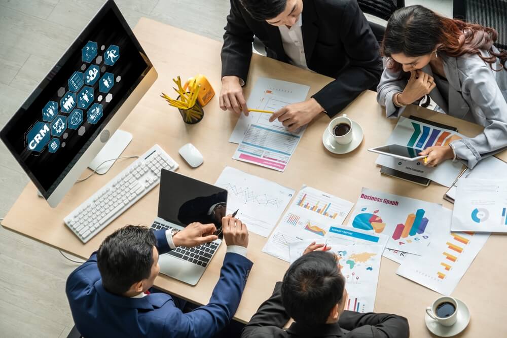 Imagem de uma equipe reunida, avaliando as possibilidades do CRM para vendas.