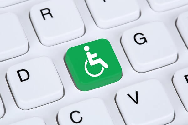 Imagem de um teclado branco com tecla verde representando as pessoas com deficiência para ilustrar acessibilidade no site.