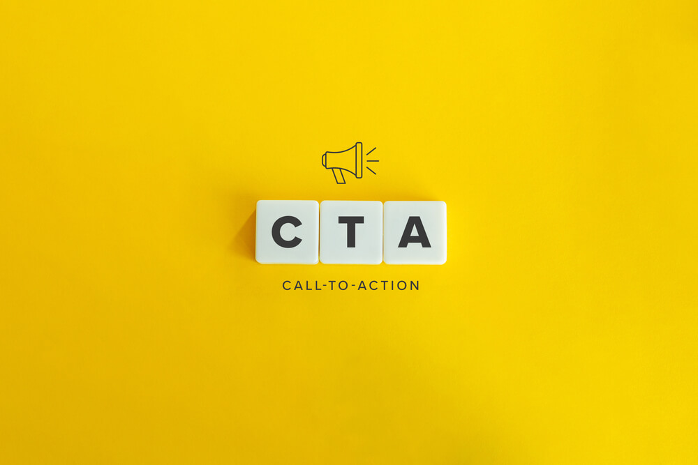 As letras "CTA" em um fundo amarelo significando call-to-action.