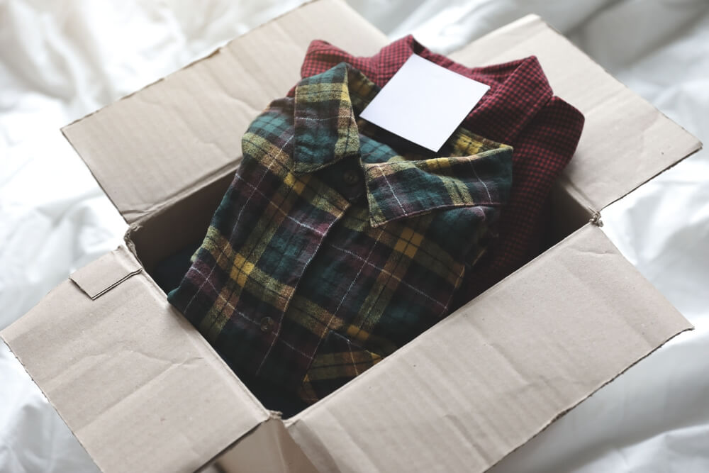 Imagem de uma caixa com roupas utilizadas.