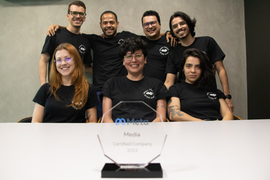 Foto do prêmio de meta media ciertified company recebido pela Nação Digital em 2022 com pessoas focadas ao fundo.