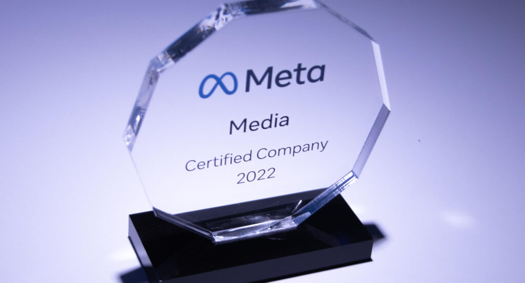 Foto do prêmio de meta media ciertified company recebido pela Nação Digital em 2022.