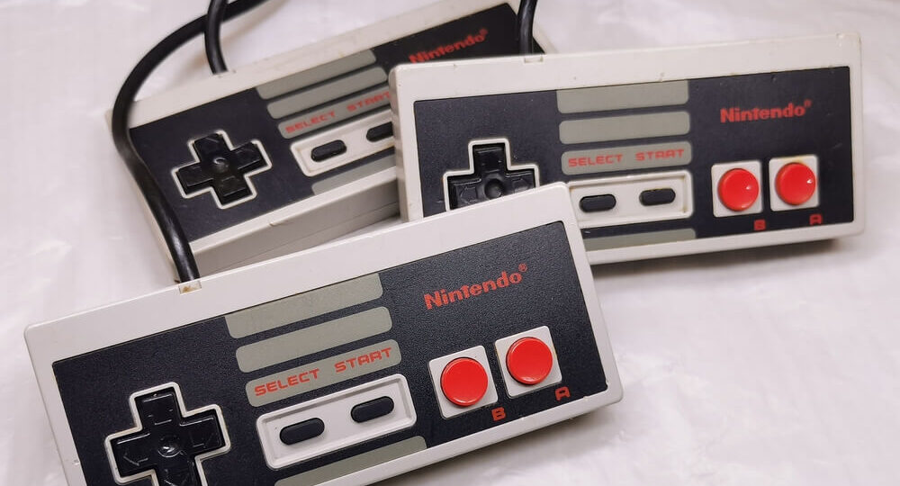 Imagem De Três Controles De Super Nintendo, Representando O Marketing De Nostalgia.