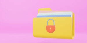 Imagem de uma pasta amarela em um fundo rosa. Ela representa a segurança da informação, já que contém um cadeado, representando a privacidade dos dados.