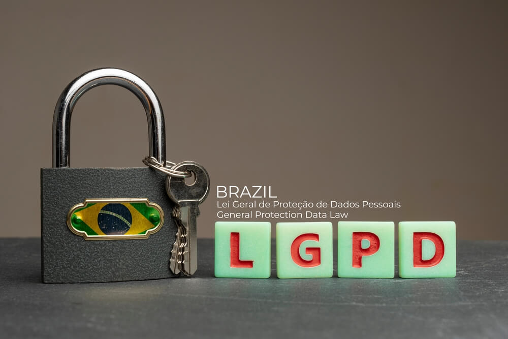 Imagem de um cadeado com a bandeira do Brasil e uma chave, ao lado das letras L, G, P e D, que são as siglas para Lei Geral de Proteção de Dados.