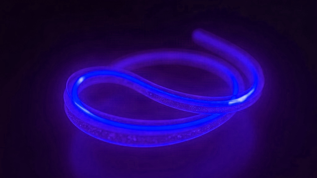 Ilustração abstrata de anéis de luz violeta e azul em ciclo, representando a cobrança recorrente de um sistema de cobrança